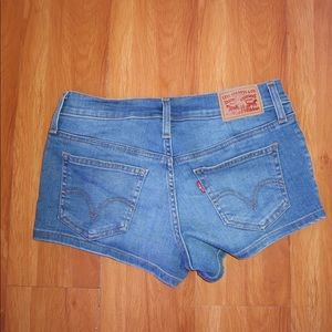 SUPER CUTE LEVI JEAN SHORTS